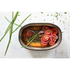 Bol ovale en céramique marron dégradé avec tomates, oignons, ciboulette et herbes fraîches