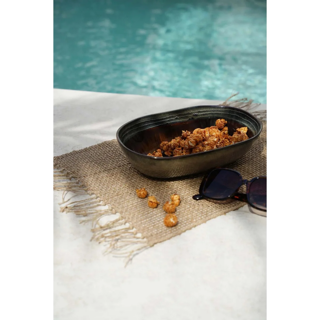 Bol ovale en céramique marron dégradé brillant rempli de snacks croustillants dorés