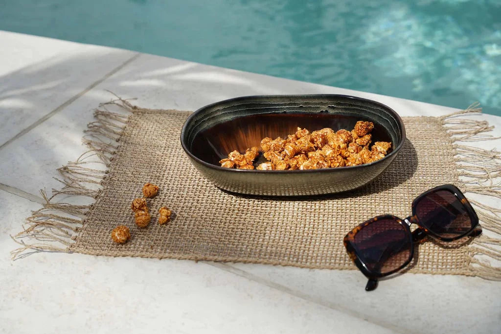 Popcorn au caramel dans un bol sombre du set Le bol ovale Comporta L ensemble de 4