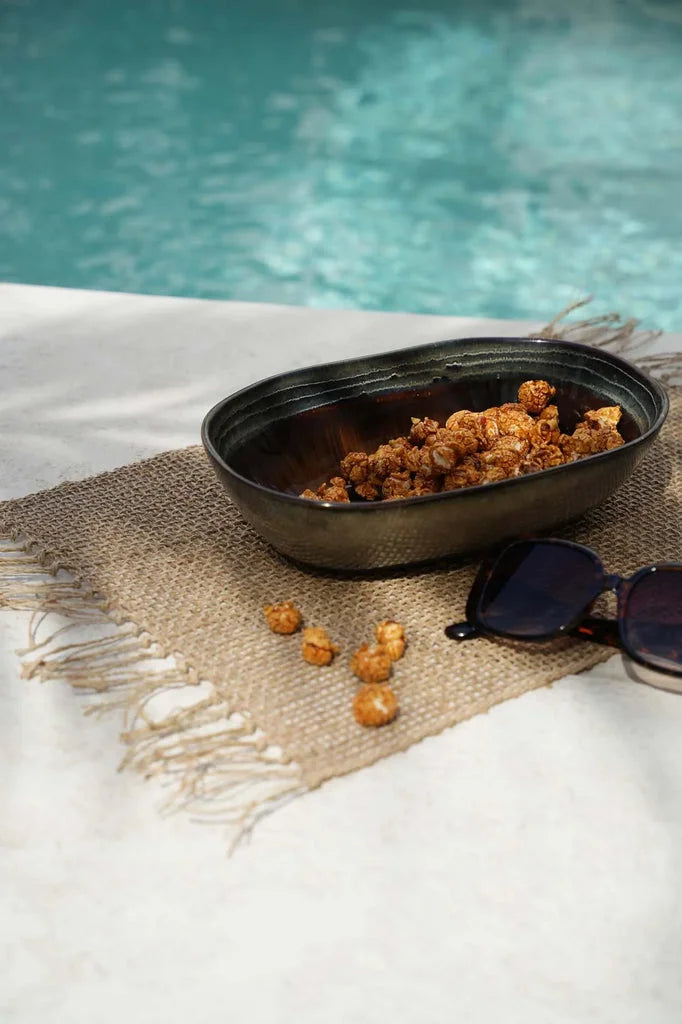 Bol de popcorn caramel dans le ensemble Le bol ovale Comporta L de 4