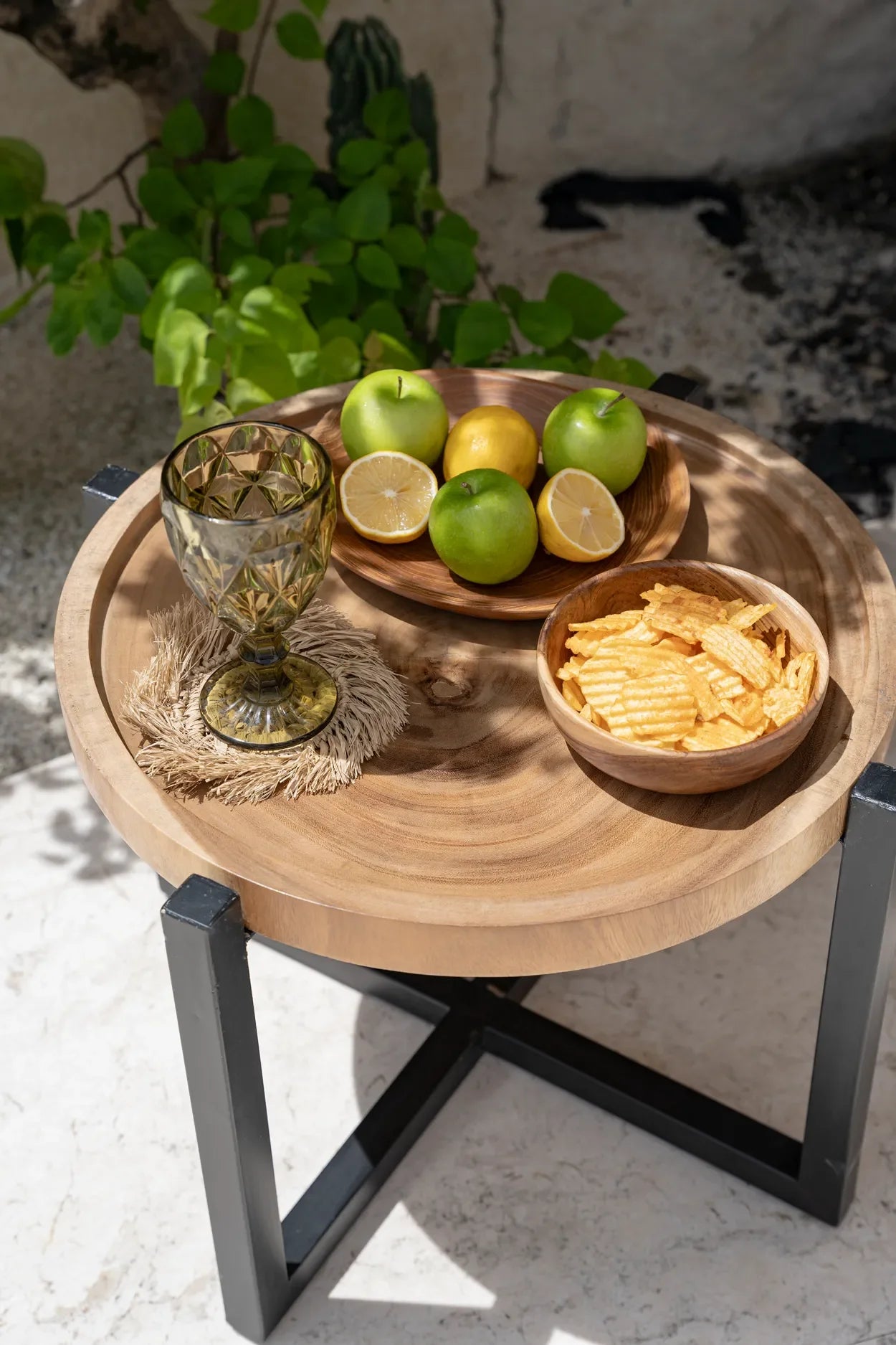 Table d’appoint rond en bois de teck naturel avec veines apparentes