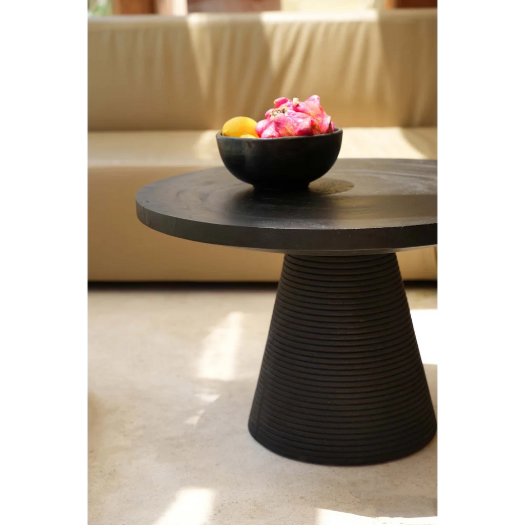 Table d’appoint noire en terre cuite brûlée avec finition irisée et forme conique flûtée