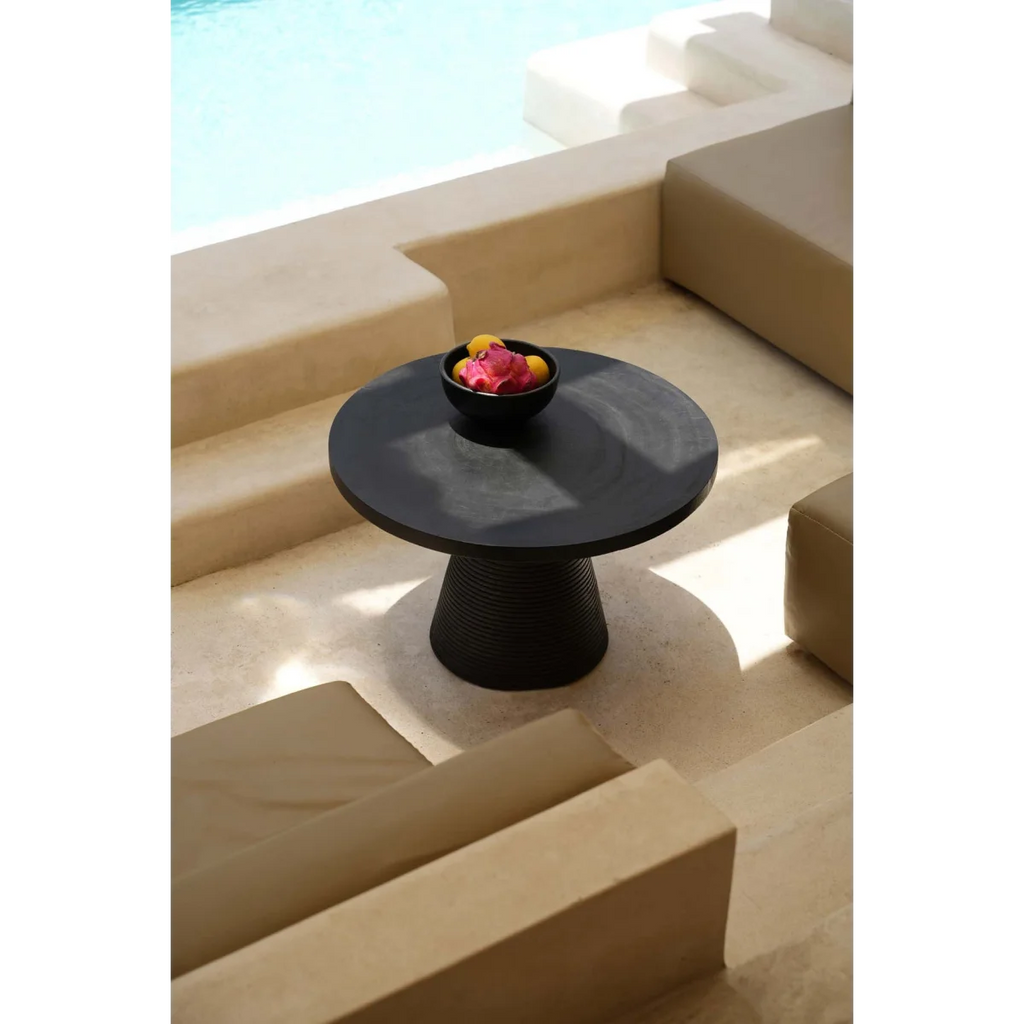 Table d’extérieur ronde en terre cuite brûlée noire finition irisée avec bol de fruits