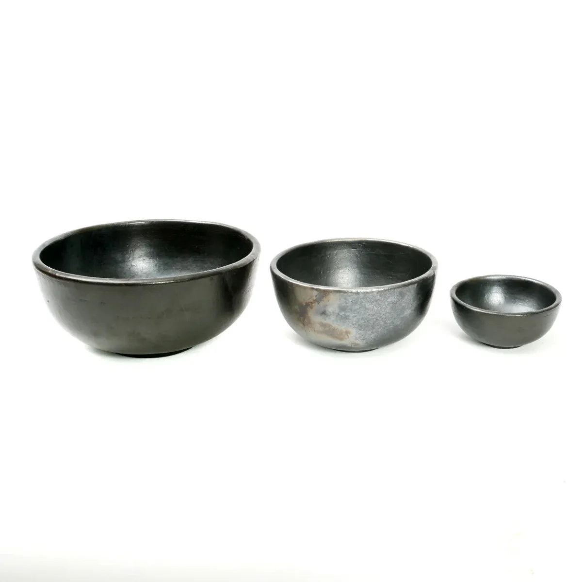 Trois bols ronds en terre cuite noire finition brûlée avec différentes finitions