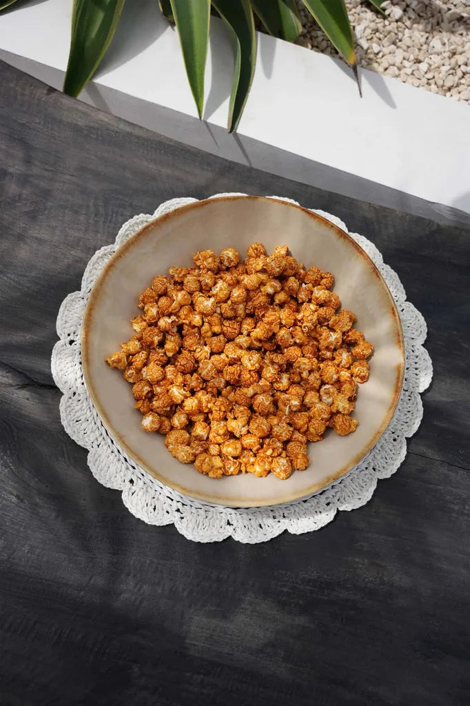 Popcorn caramel dans un bol Le Bol de Service Cascais L pour un look élégant