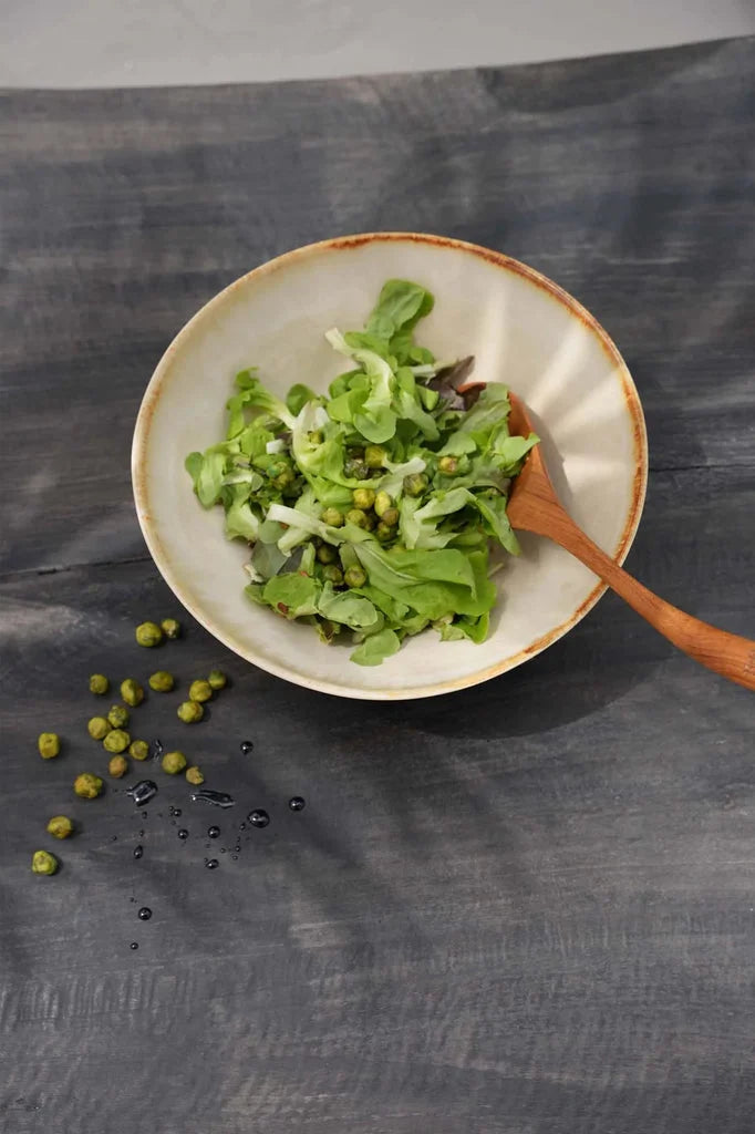 Salade avec pois et cuillère en bois dans le bol de service Cascais - M