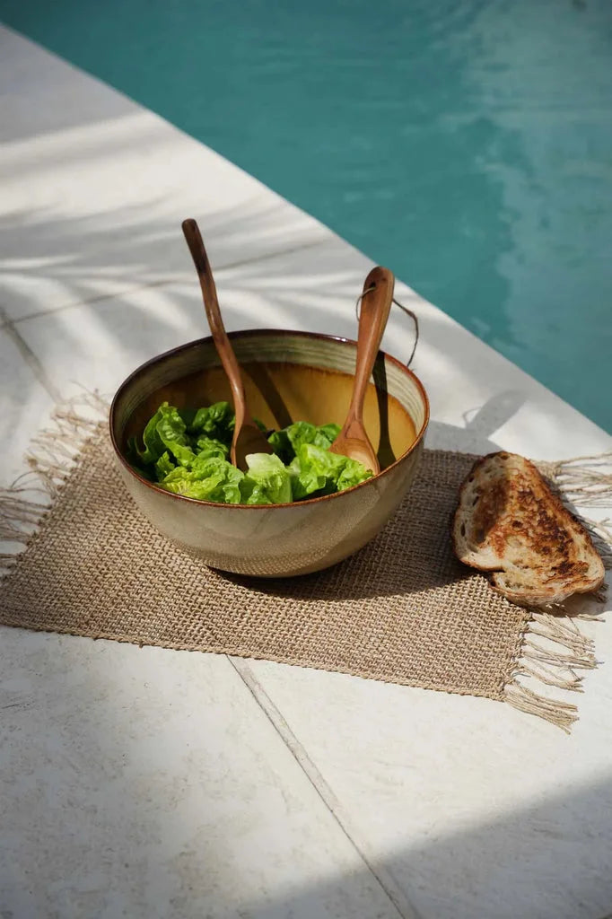 Saladier avec salade, ustensiles en bois et pain, Le bol de service Comporta