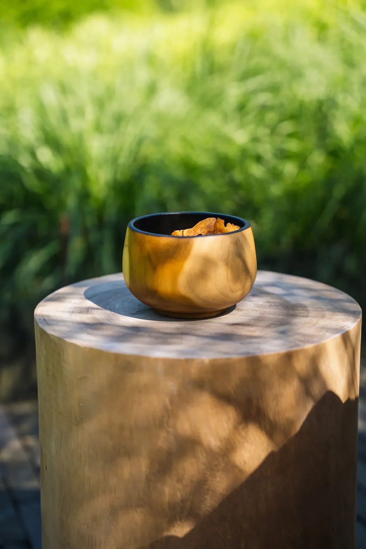 Bol en teck naturel 12 cm avec intérieur foncé pour rangement ou apéritif