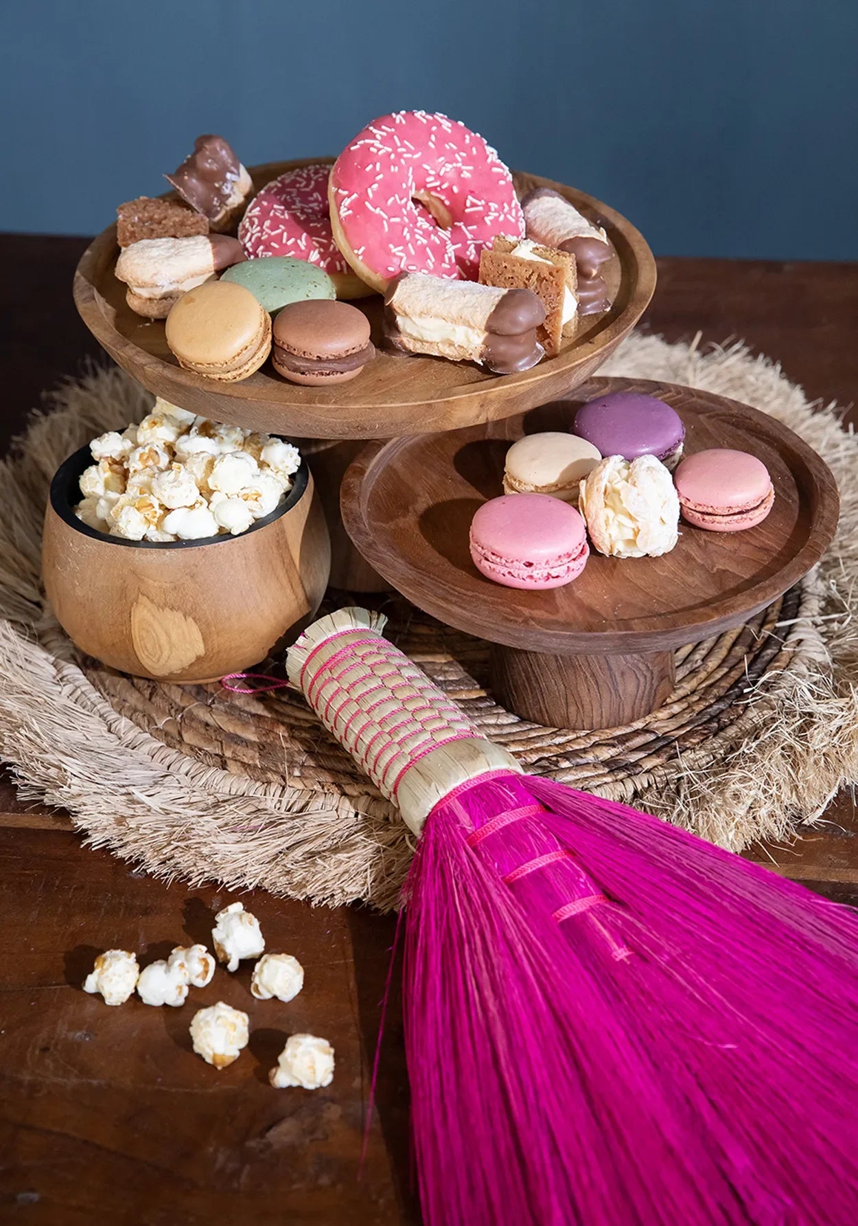 Dessert coloré avec balai rose présenté sur Bol en teck naturel 12 cm pour rangement ou apéritif