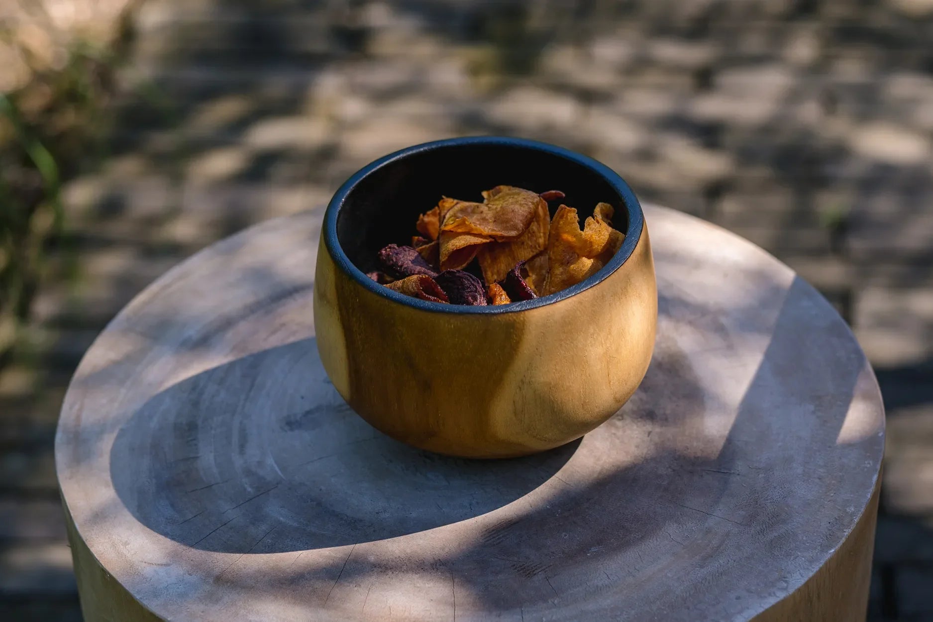 Bol en teck naturel de 12 cm avec un bol jaune rempli de chips pour rangement ou apéritif