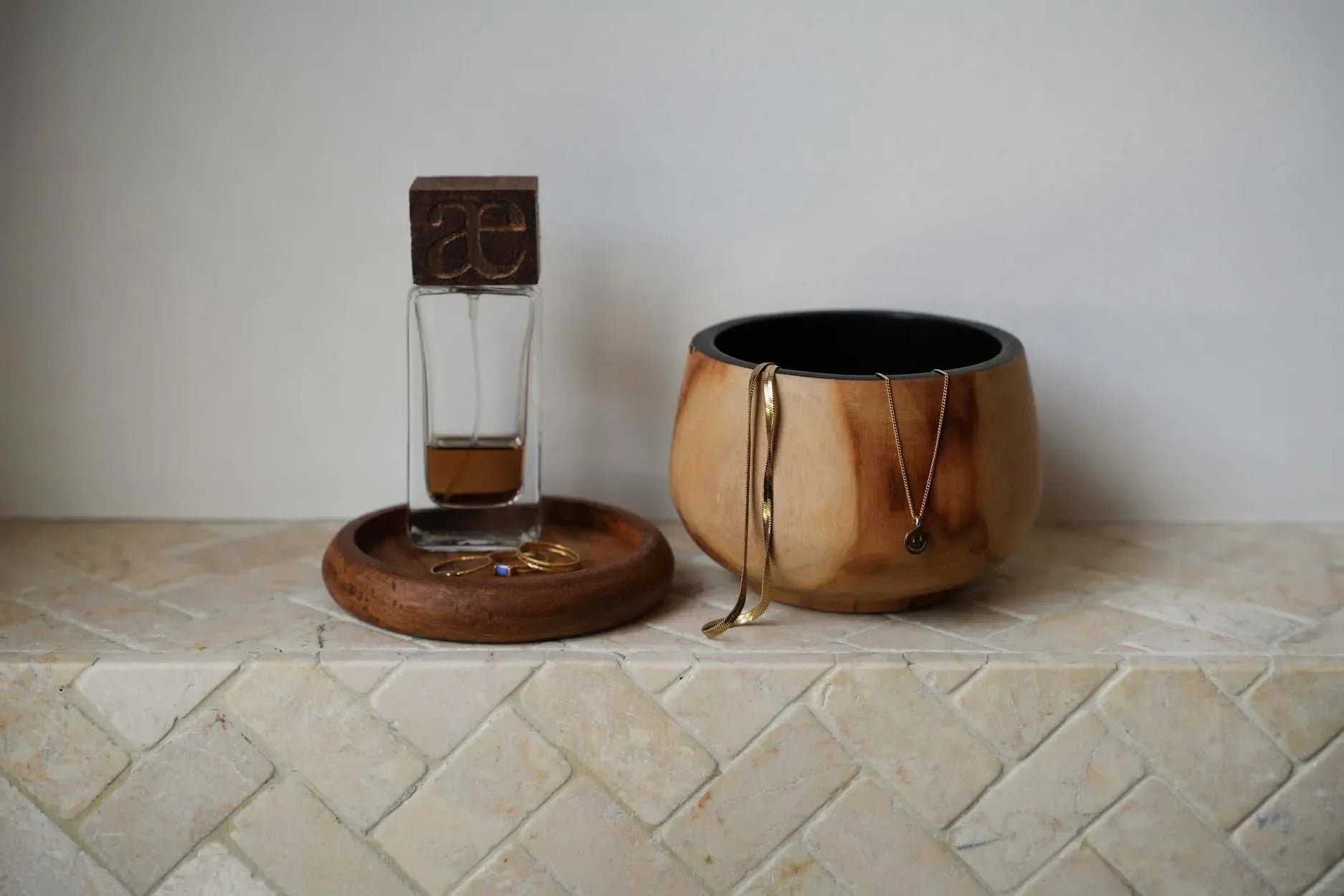 Bouteille de parfum et bol en teck naturel avec bijoux pour rangement ou apéritif