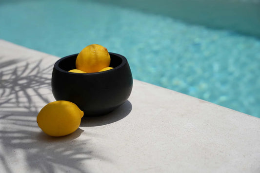 Lemons dans un bol en teck noir fait main de 15 cm