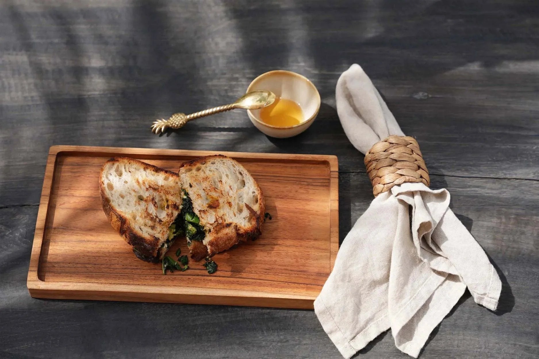 Sandwich sur plateau en bois avec miel et serviette, parfait avec Bols à sauce céramique beige dégradé