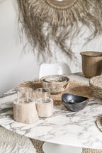 Deux porte-bougies rustiques en bois avec verre clair sur marbre