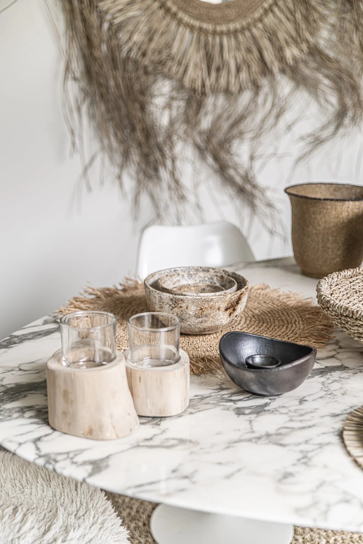 Deux porte-bougies rustiques en bois avec verre clair sur marbre