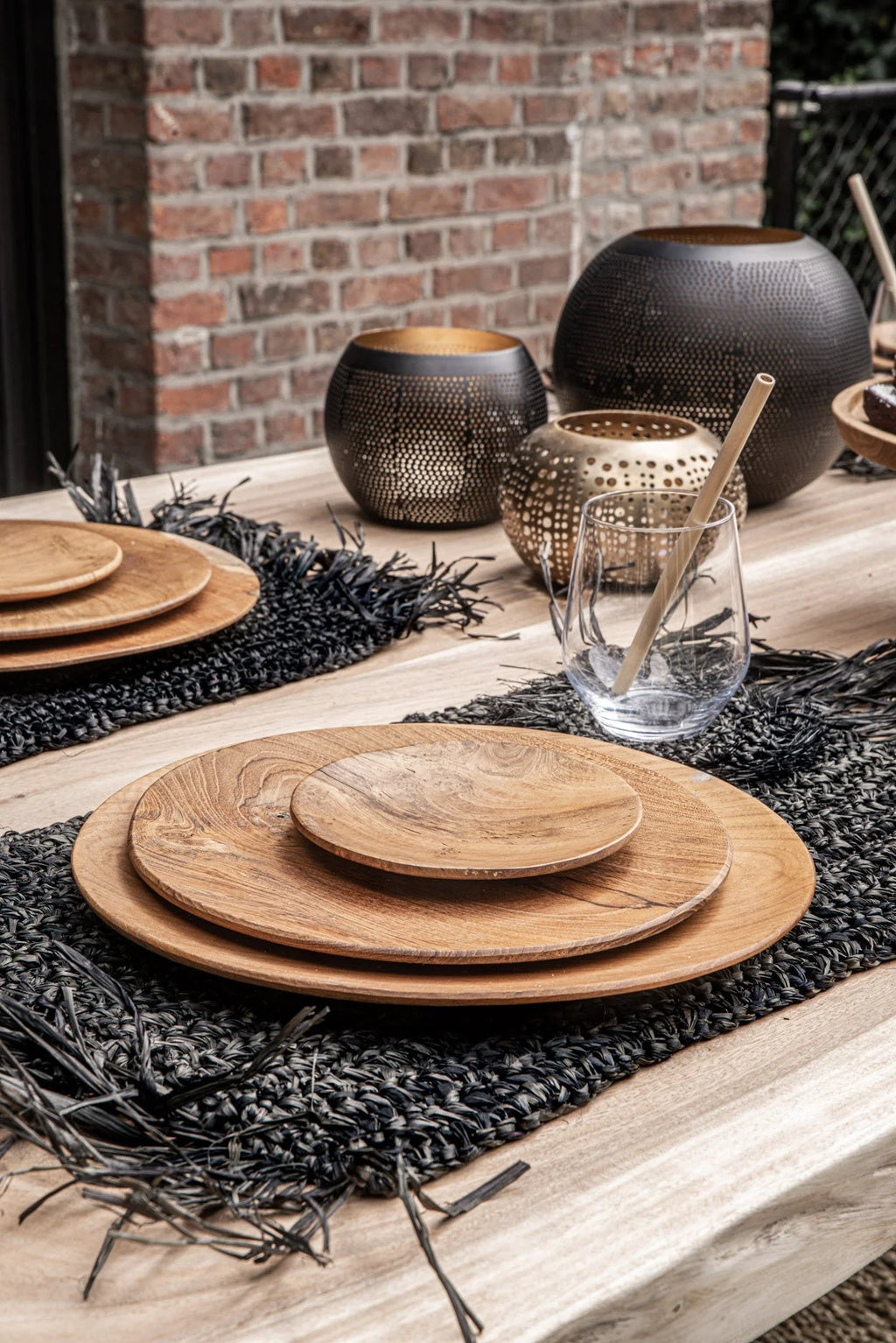 Ensemble de trois assiettes en bois empilées, grain naturel, finition brun chaud