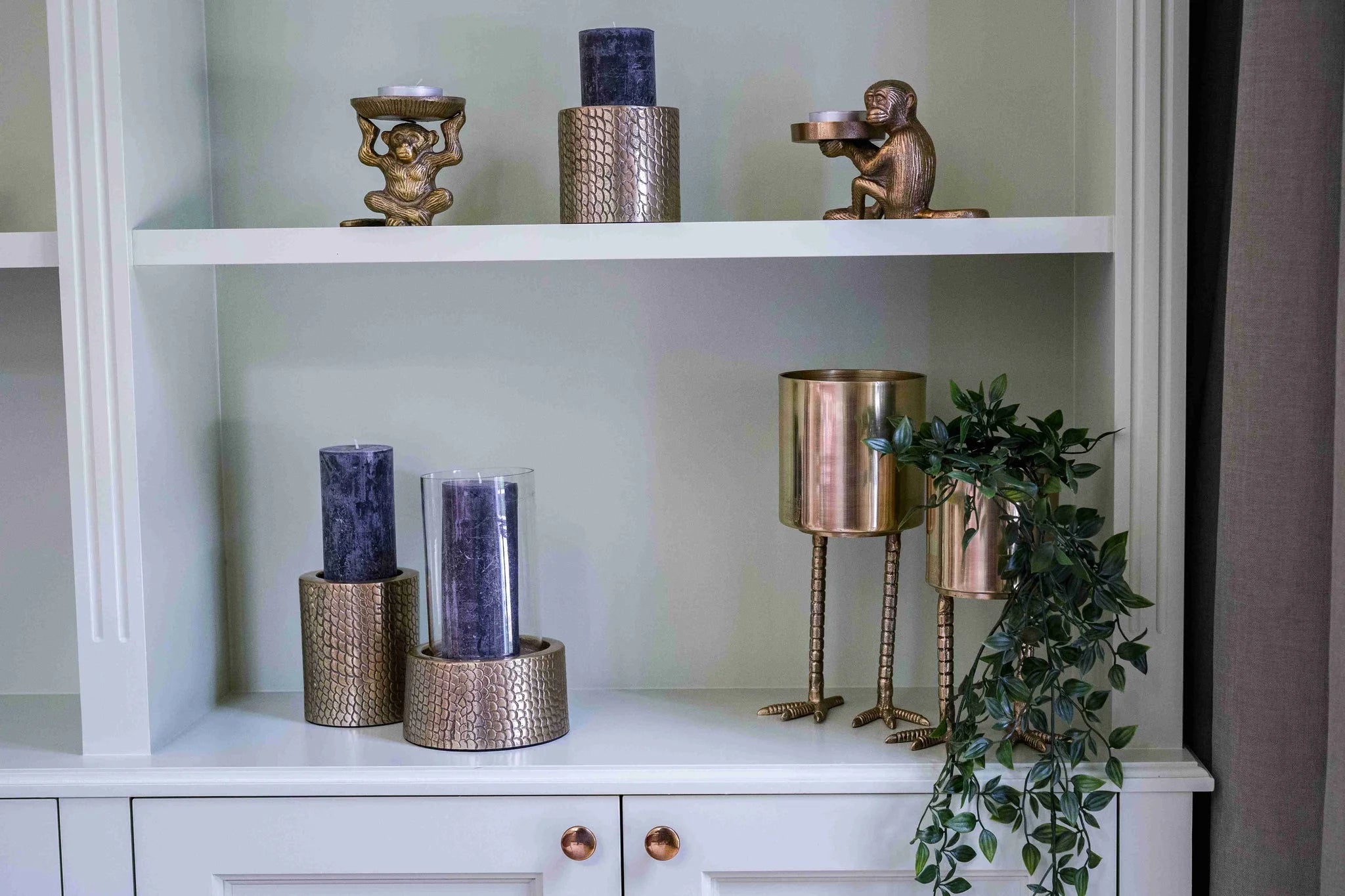 Bougeoir en métal doré relief écailles cylindrique avec singes tenus