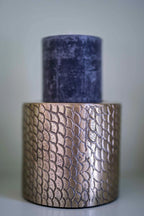 Bougeoir cylindrique doré relief écailles, vue deux étages texturés or et bleu marbré