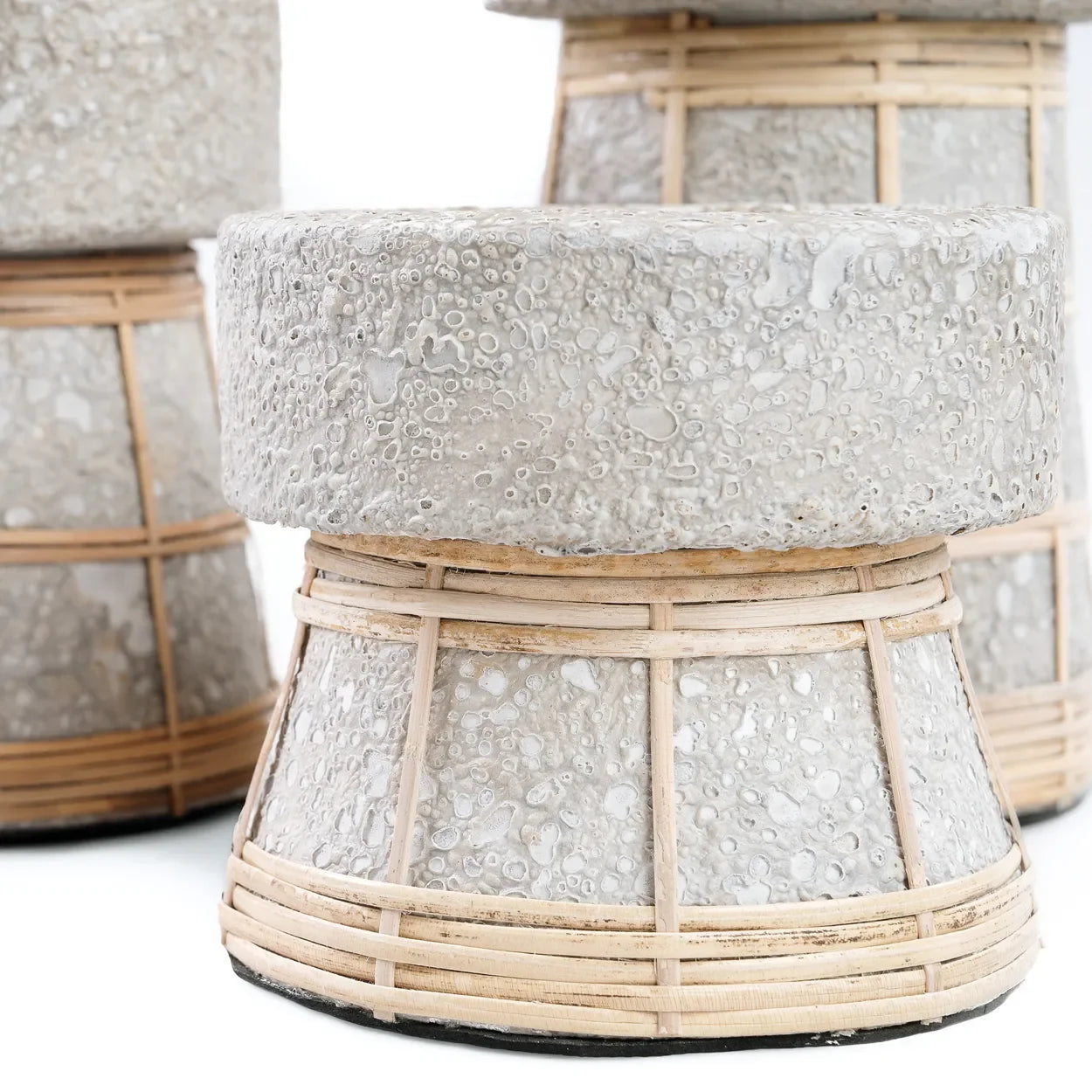 Bougeoir en terre cuite couleur béton naturel avec rotin H20 cm