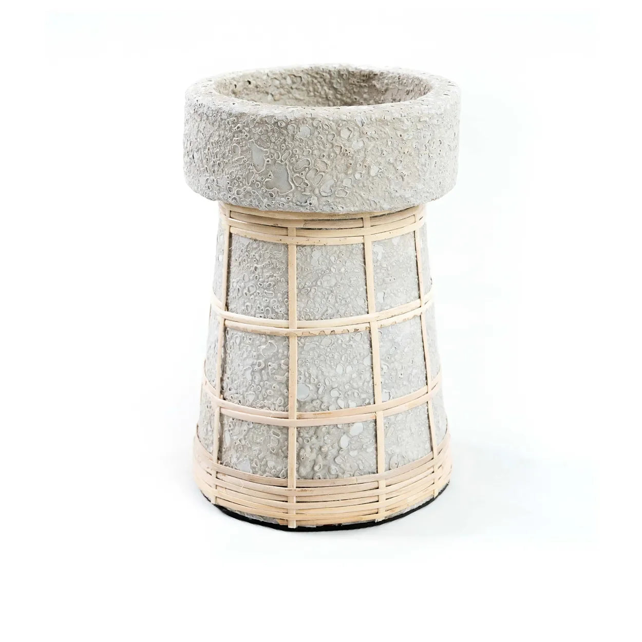Bougeoir en terre cuite couleur béton naturel avec rotin H20 cm