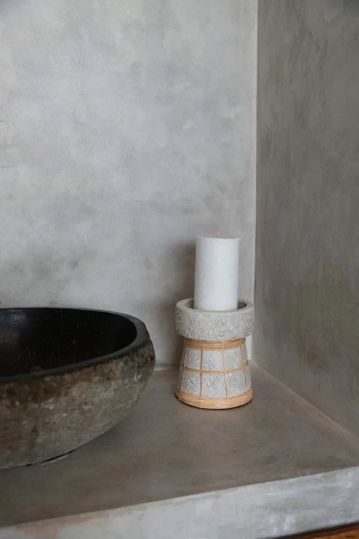 Bougeoir en terre cuite couleur béton naturel avec rotin H20 cm