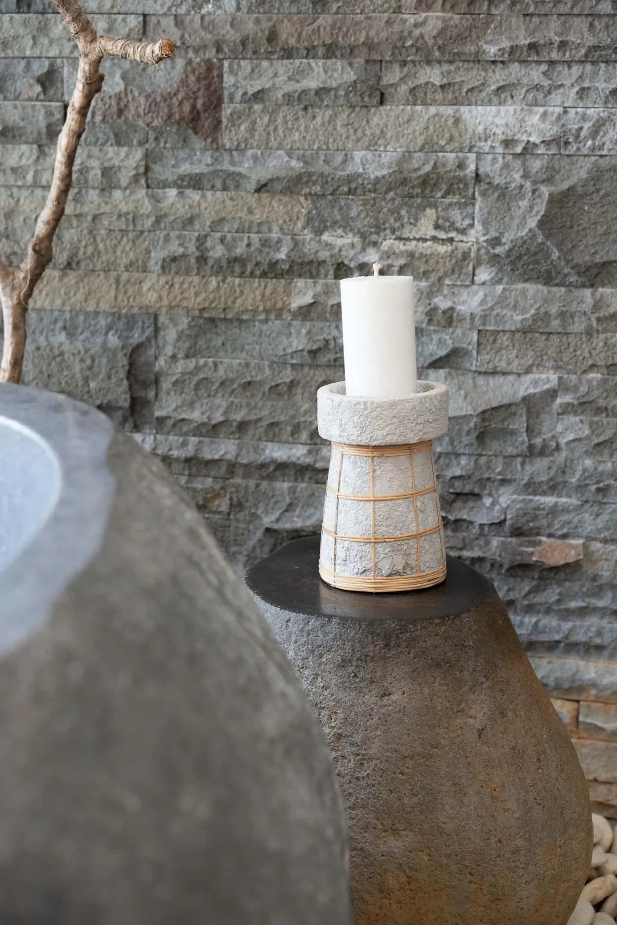 Bougeoir en terre cuite couleur béton naturel avec rotin H20 cm