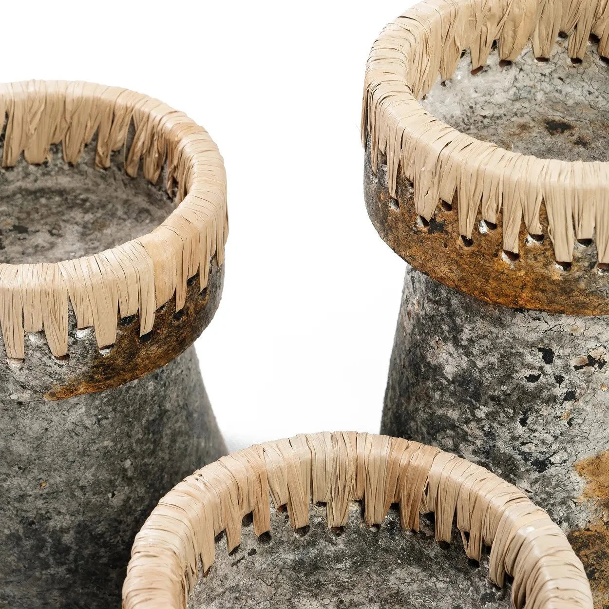 Vasque en terre cuite gris marbré avec bordure en raphia tressé et planters rustiques