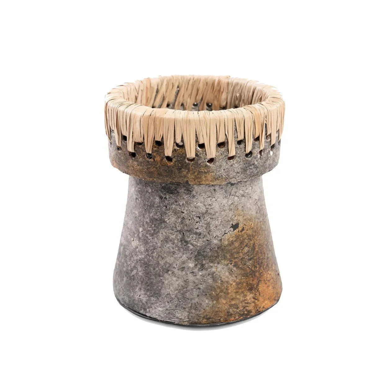 Vase cylindrique rustique en terre cuite gris marbré avec bordure en raphia tressé