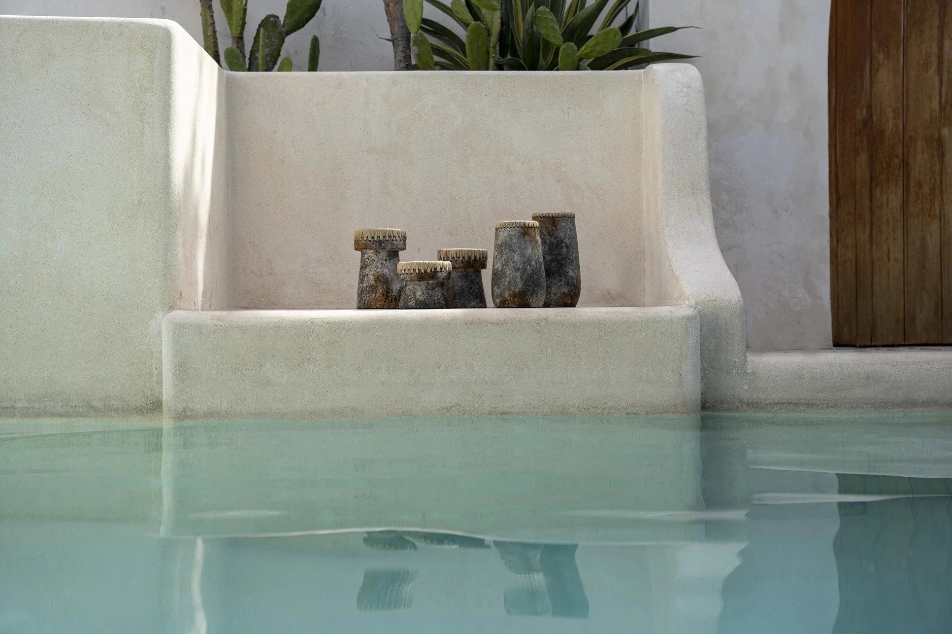 Vases en poterie rustique en terre cuite gris marbré avec bordure en raphia tressé