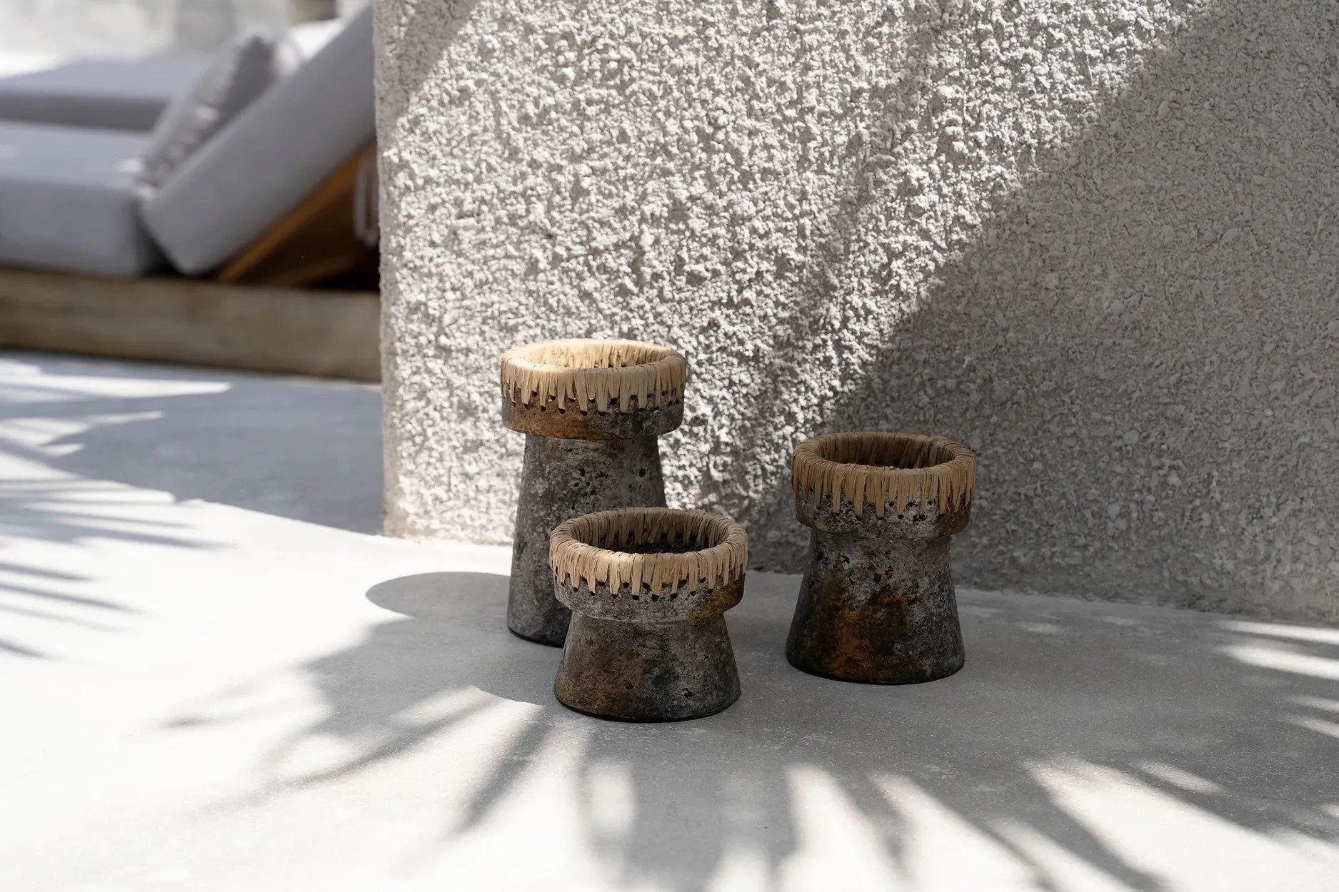 Vases rustiques cylindriques en terre cuite gris marbré avec bords en raphia tressé