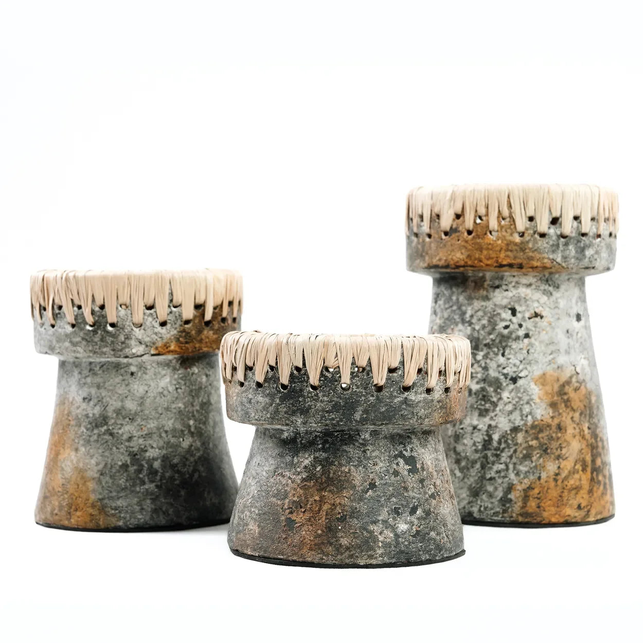Bougeoir en terre cuite gris et raphia H20 cm