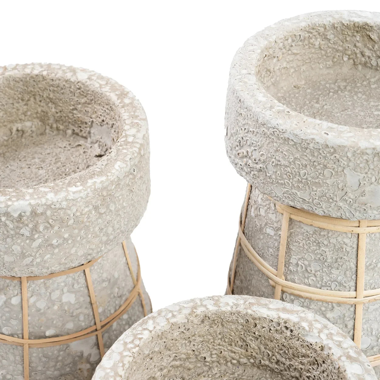 Vases cylindriques en terre cuite et rotin gris béton avec textures et accents tissés