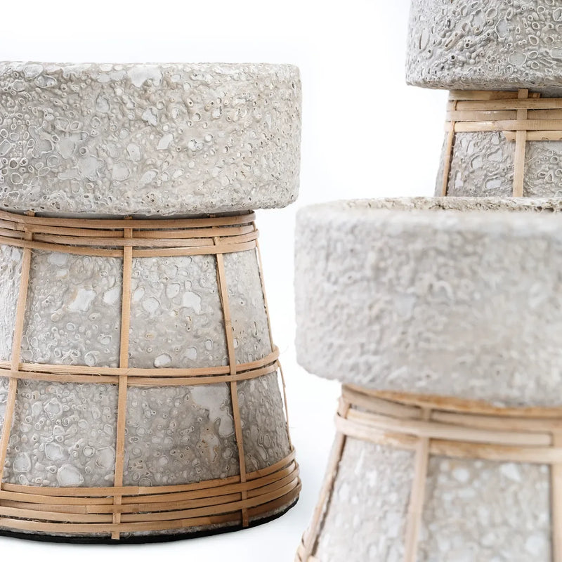 Tabourets gris texturés avec bases tissées pour Bougeoir en terre cuite et rotin gris béton 12 cm