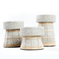 Trois tabourets texturés gris et tan pour le bougeoir en terre cuite et rotin gris béton 12 cm