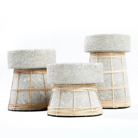 Trois tabourets texturés gris et tan pour le bougeoir en terre cuite et rotin gris béton 12 cm