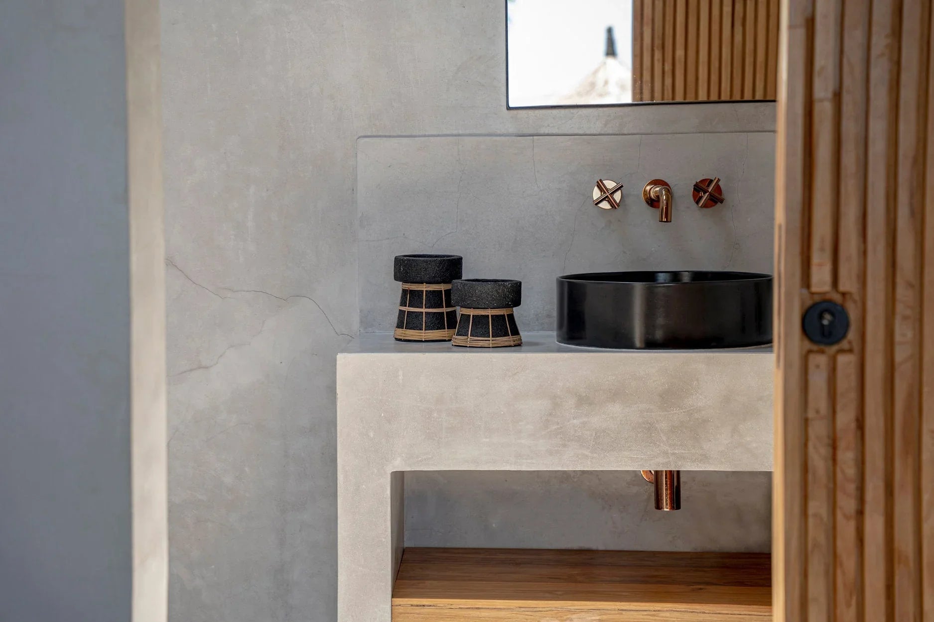 Évier céramique noir mat avec robinet cuivre et accessoires assortis