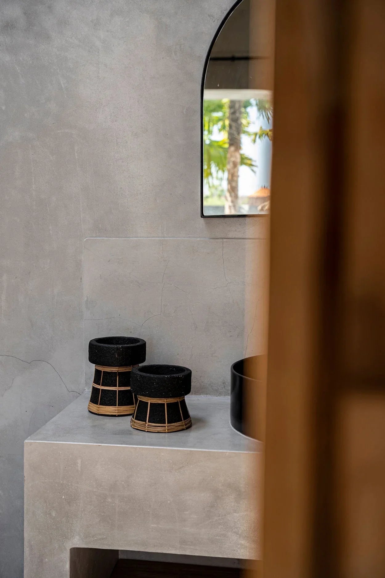 Deux bougeoirs cylindriques en terre cuite et rotin noir, 12 cm