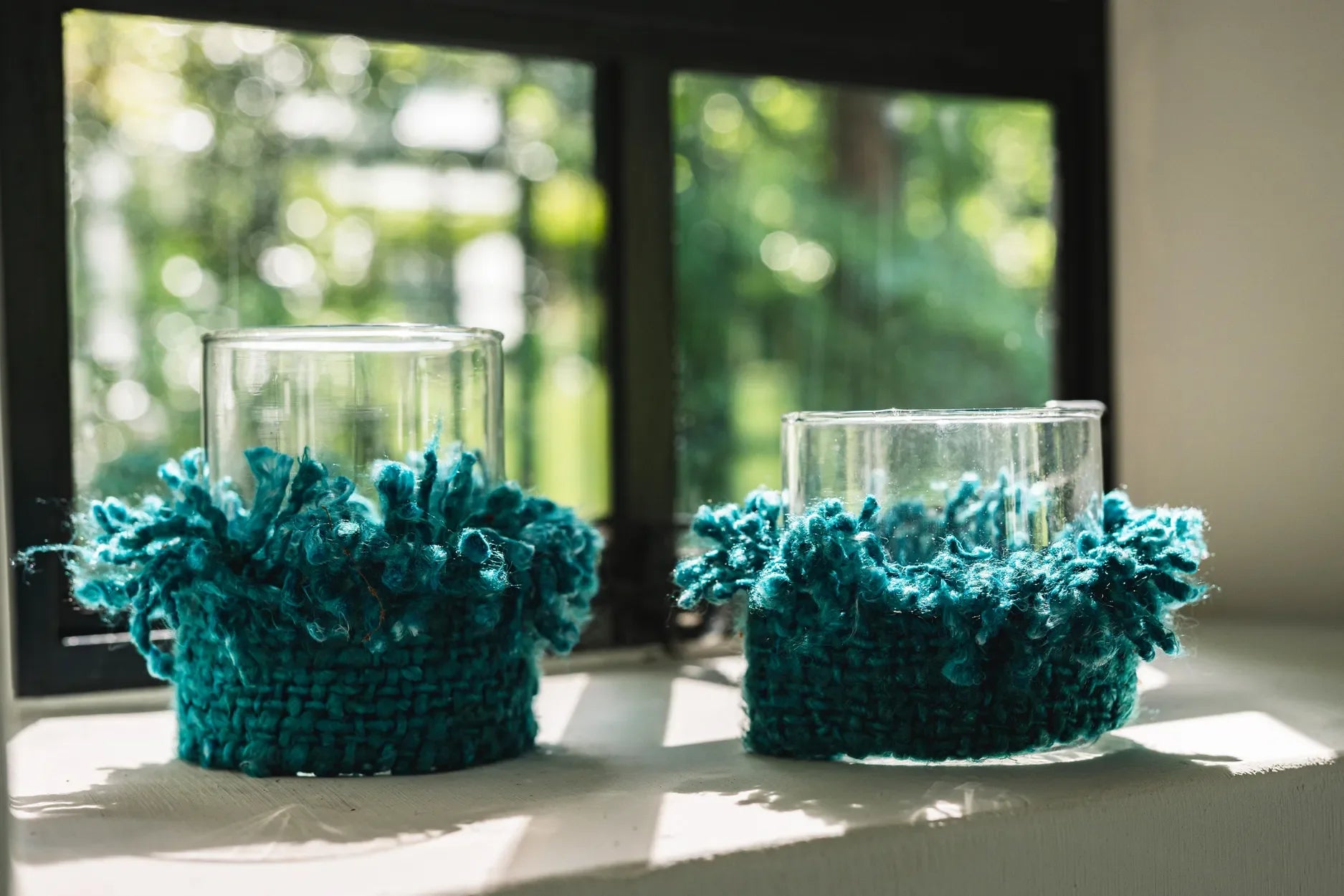 Bougeoir en verre et coton tricoté aqua 8 cm