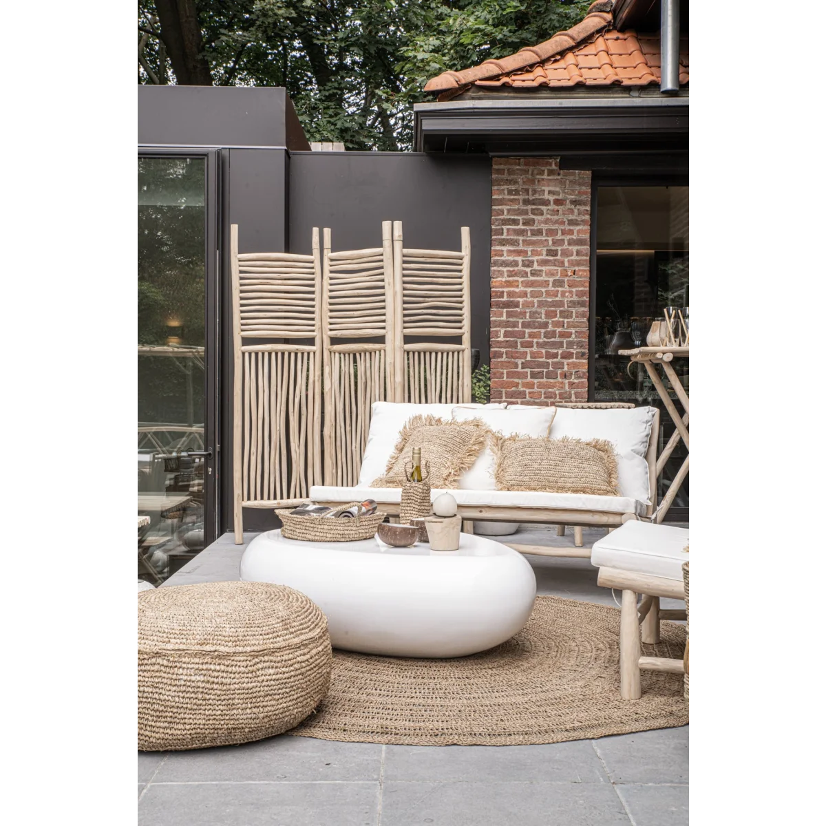 Pouf extérieur tissé blanc avec accents en fibres naturelles et design moderne en teck clair ciré noir