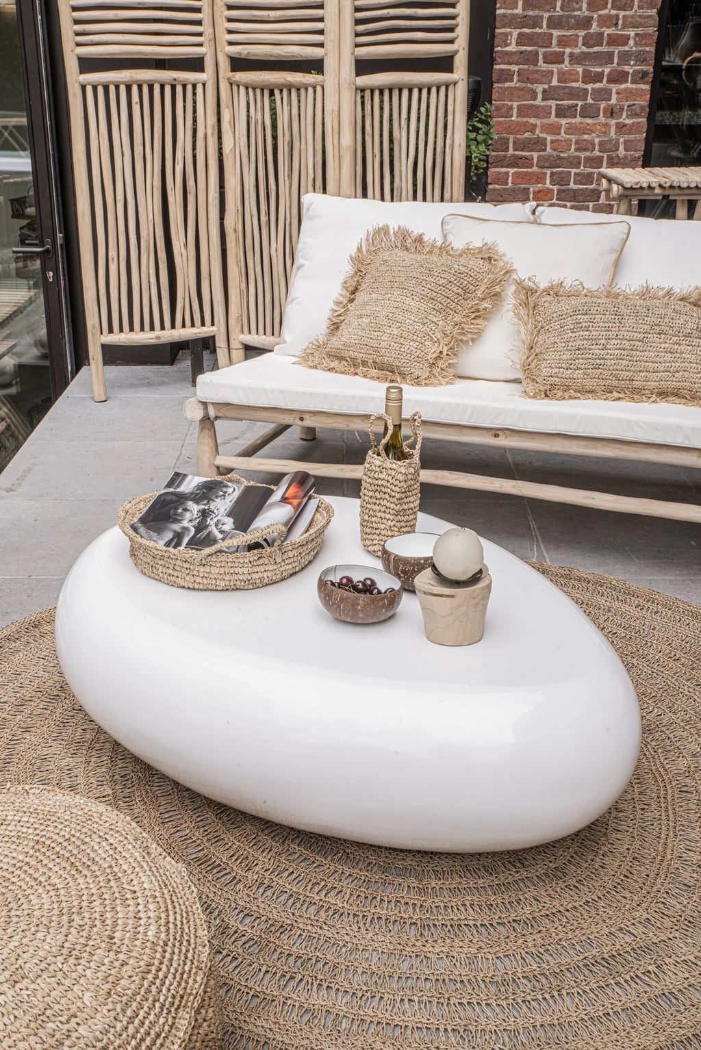 Table basse blanche laquée avec accents tressés et design texturé