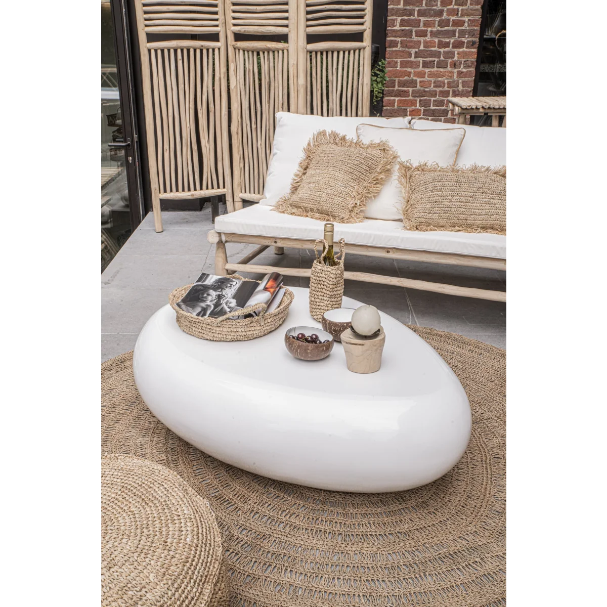 Table basse blanche laquée avec accents tressés et design texturé