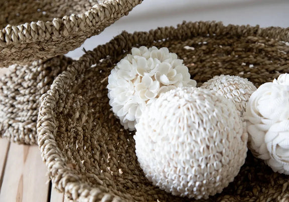 Panier tissé avec boules décoratives blanches pour La boule coquillage à bulles Blanc L