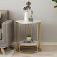 Bout de canapé effet marbre placé dans un salon moderne avec décoration minimaliste.