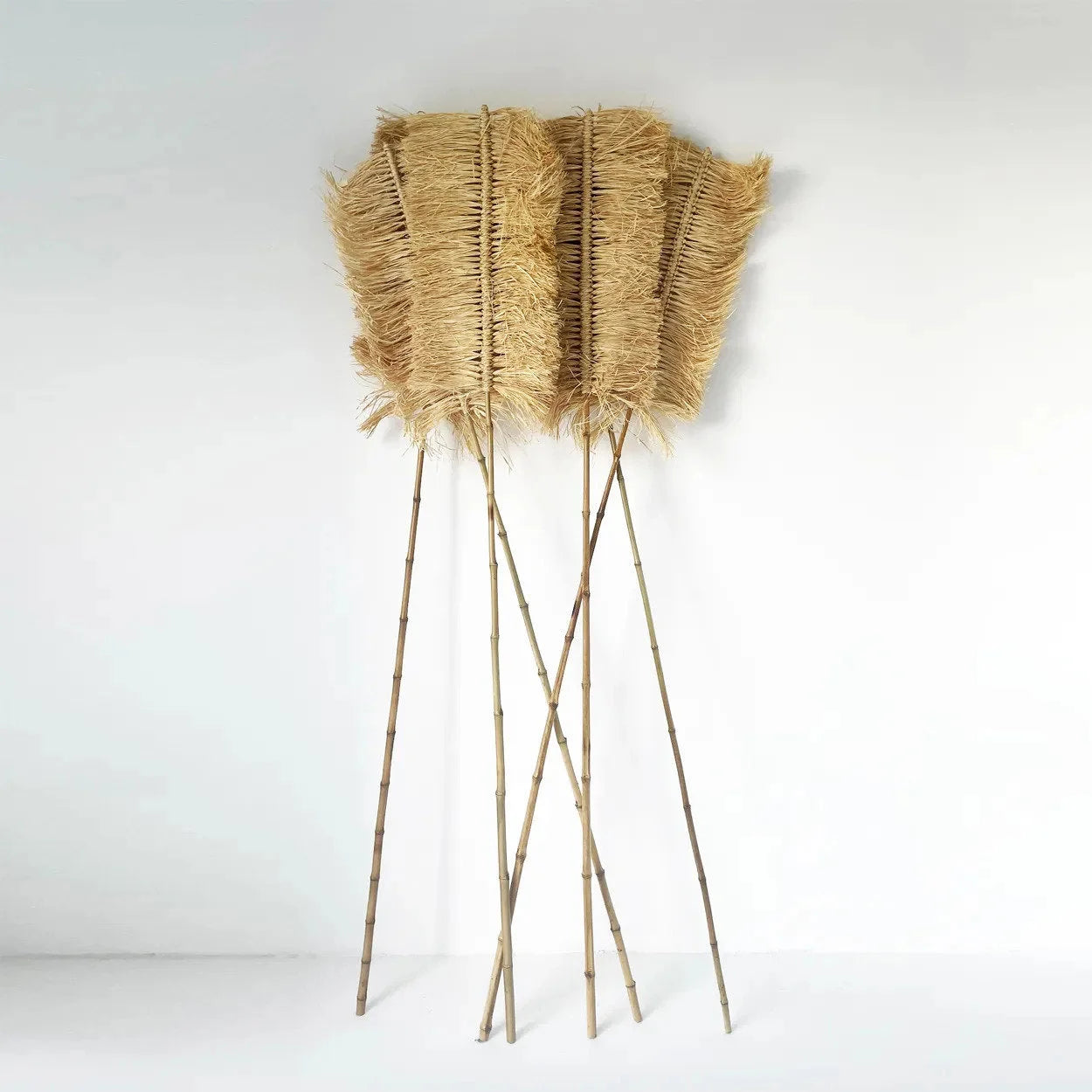 Collection de cinq balais faits main en bambou, paille et raphia naturel