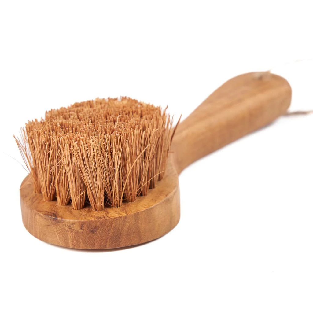 Brosse de nettoyage en bois avec fibres de coco naturelle et manche en bois brun clair