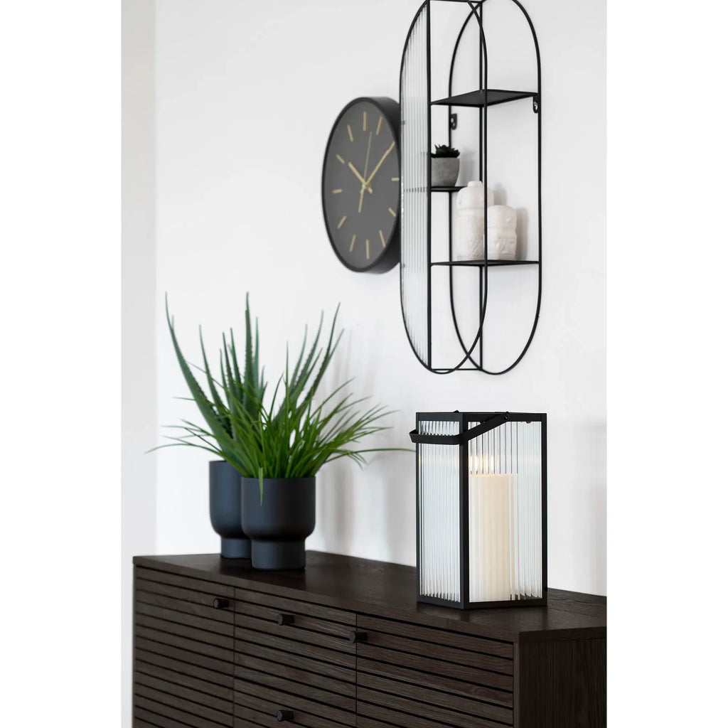 Buffet bas en bois noir avec lattes horizontales et décoration moderne