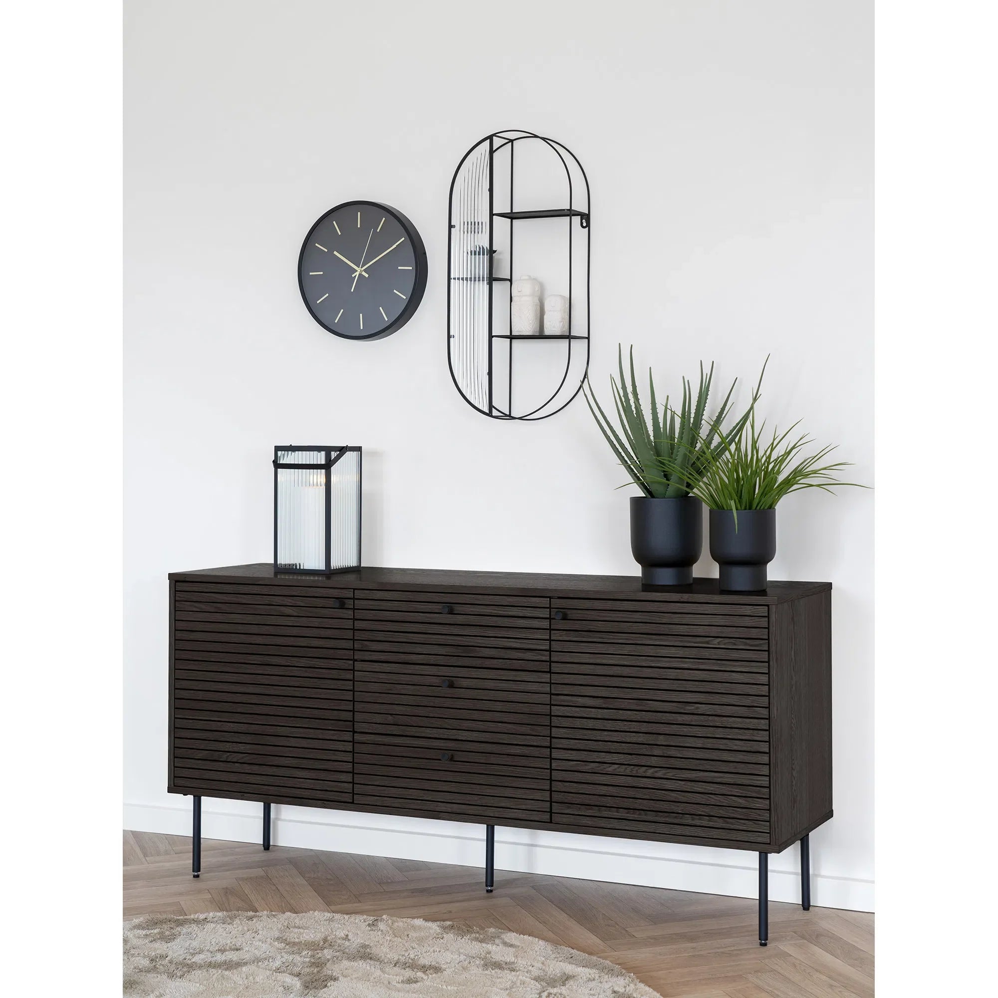 Buffet bas en bois noir avec lattes horizontales et jambes en métal noir