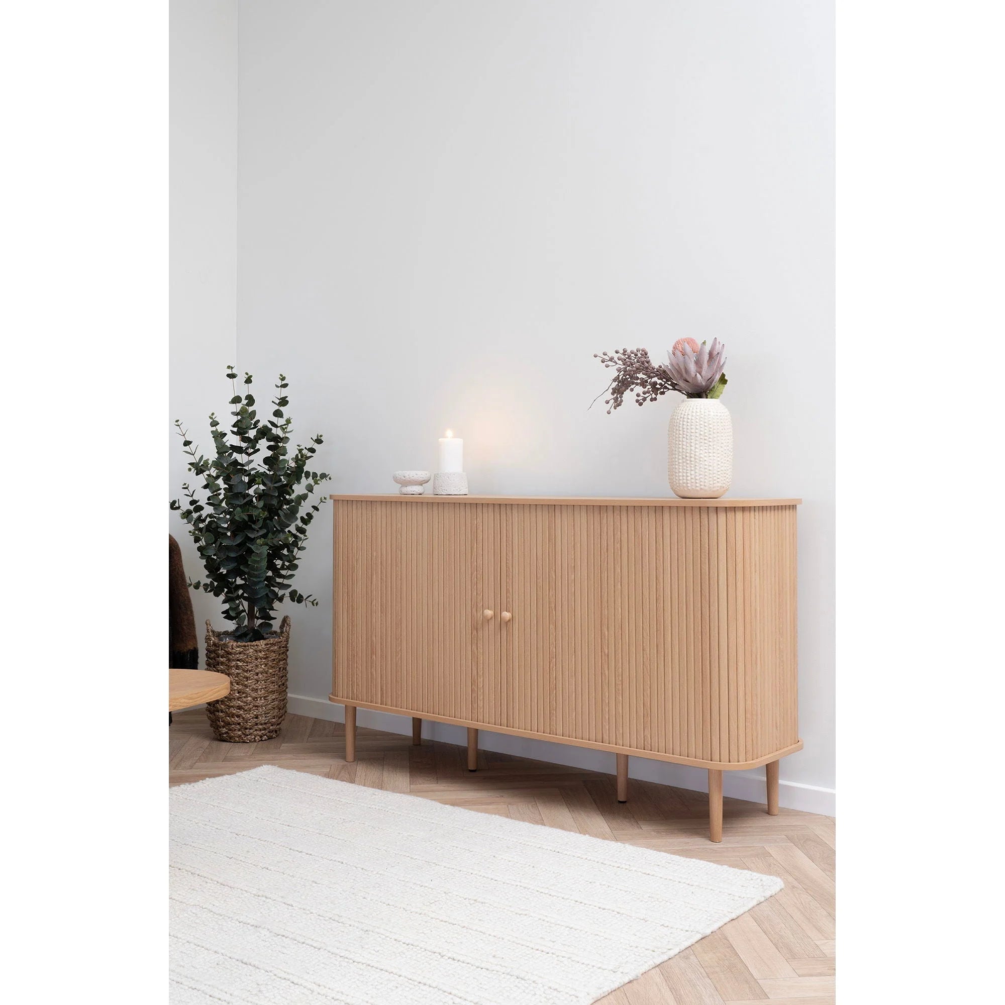 Buffet en bois rainuré naturel avec portes arrondies et finition claire, 140x40 cm