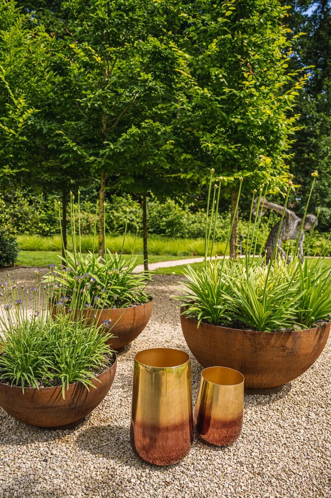 Décor de jardin extérieur avec le cache-pot bicolore en laiton XL