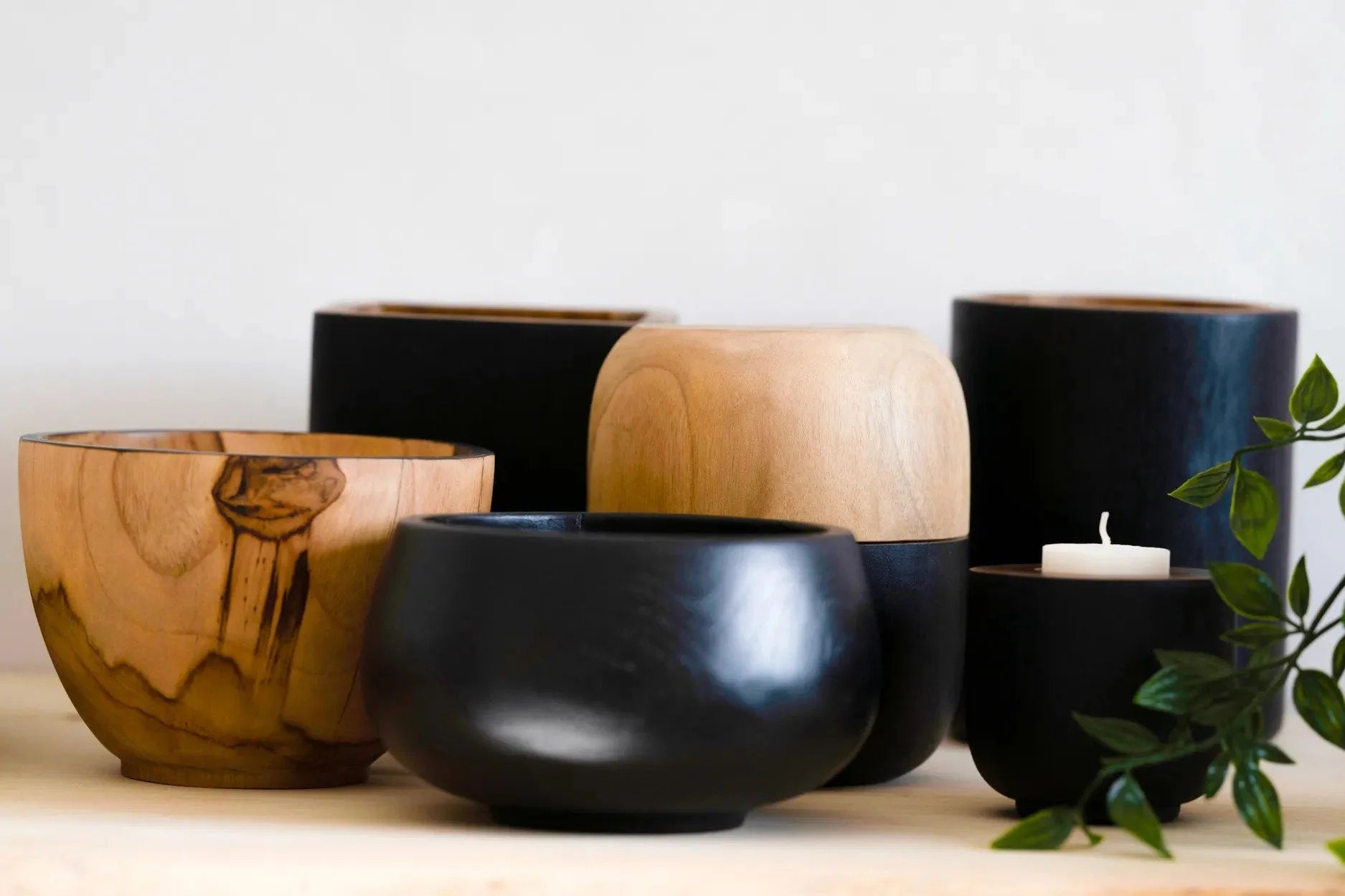 Collection de bols et contenants en bois naturel et céramique noire square